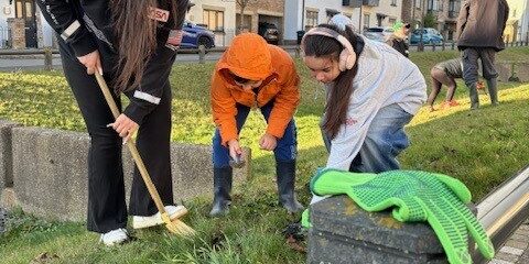 Community Planting Day – Family Volunteers